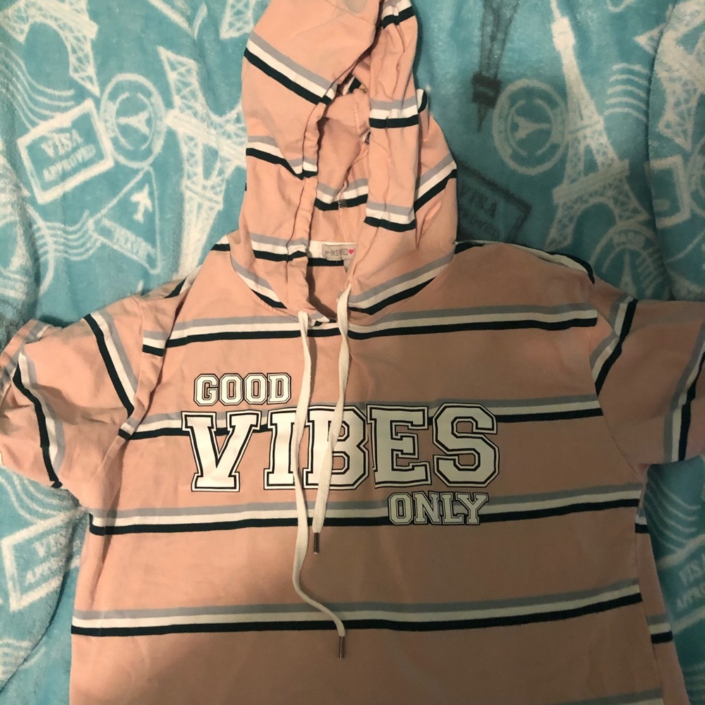 “good vibes only” top with a hood